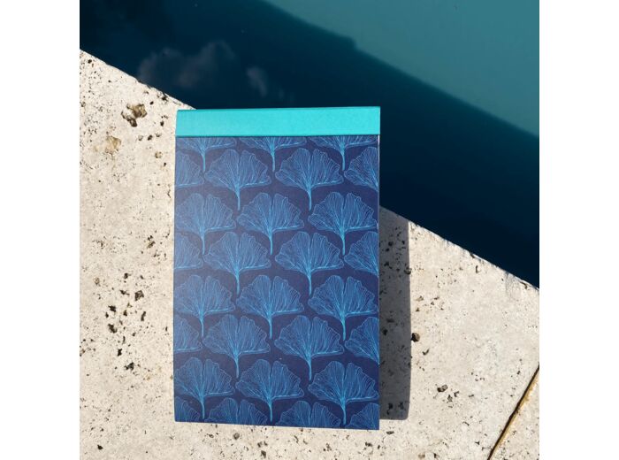 Bloc-notes fermé fond coloris bleu marine motif ginko turquoise