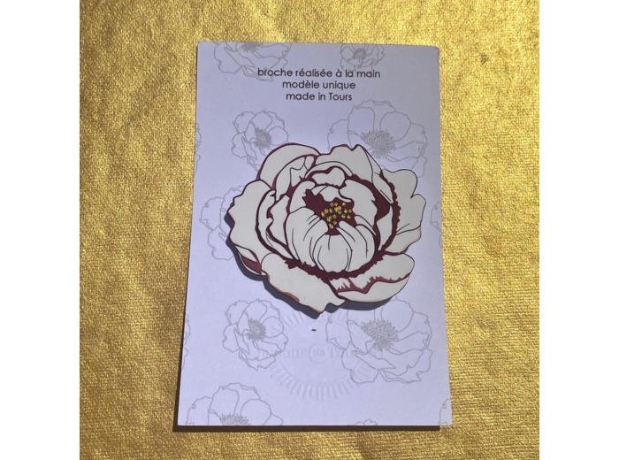 Broche pivoine fond blanc dessins rouge pistils pailletés dorés