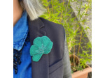 Broche demi-fleur fond vert pistils pailletés verts