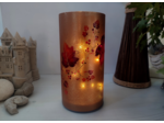 Jolie lampe peinte aux couleurs chaudes de l'automne, originale, signée et numéroté, une guirlande de feuilles d'automne sillonnent la paroi