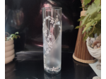 Joli vase peint à la main décoré d'une volute de jolies fleurs blanche