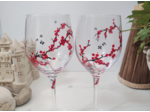Jolis verres à vin en cristal "cerisiers du Japon" original peint à la main et décoré d'une guirlande de petites fleurs rouges