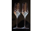 Lot de deux flutes à champagne peintes à la main personnalisables décorées de jolies fleurs blanches crème et de petits coeurs roses