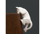 Petit Chat Grimpeur en Porcelaine Blanche 13x6x6cm