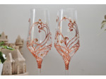 Deux jolis verres à pied décorés à la main personnalisable représentant des volutes cuivrées agrémentés de petits strass dorés