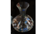 Joli carafe en cristallin peinte à la main dans les tons bleus et décorée de coccinelles et de libellules voletant au milieu des fleurs