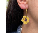 Boucles d'oreilles créoles anémone jaune moutarde pistils pailletés violets