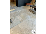 Dallage pierre de Charente Ponsac finition Antique bandes 60cm x longueurs libres x 2cm