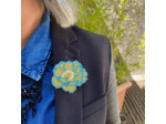 Broche anémone coloris jaune rayures bleu irisé et pois bleu