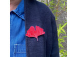 Broche ginko coloris rouge pois rose pailleté