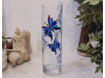 Vase peint à la main décoré de petits papillons bleus qui butinent de jolies fleurs