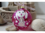 Jolie boule de noël en verre peinte à la main représentant une petite lapine coquine personnalisable par le prénom de votre choix