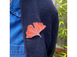 Broche ginko coloris orange pois bleu pailleté