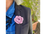 Broche pivoine coloris vieux rose pistils pailletés violet