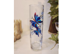 Vase peint à la main décoré de petits papillons bleus qui butinent de jolies fleurs