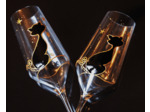 Duo de flutes à champagne peintes à la main représentant un petit chat noir sous les étoiles dorées, verres personnalisables