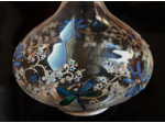 Joli carafe en cristallin peinte à la main dans les tons bleus et décorée de coccinelles et de libellules voletant au milieu des fleurs