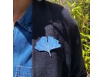 Broche ginko coloris bleu foncé pois argent