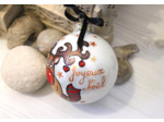 Jolie boule de noël en verre peinte à la main personnalisable d'un diamètre de 9cm représentant un petit renne coquin