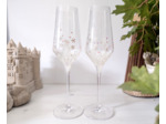 Lot de deux flutes à champagne peintes à la main personnalisables décorées de jolies fleurs blanches crème et de petits coeurs roses