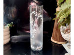 Joli vase peint à la main décoré d'une volute de jolies fleurs blanche