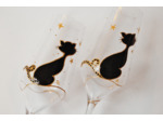 Duo de flutes à champagne peintes à la main représentant un petit chat noir sous les étoiles dorées, verres personnalisables