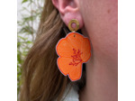 Boucles d'oreilles demi fleur asymétriques coloris orange dessin rouge