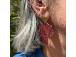 Boucles d'oreilles demi-fleurs asymétriques rouge bordeaux pistils rouges
