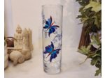 Vase peint à la main décoré de petits papillons bleus qui butinent de jolies fleurs