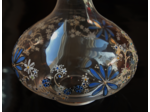 Joli carafe en cristallin peinte à la main dans les tons bleus et décorée de coccinelles et de libellules voletant au milieu des fleurs