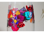 Beau Vase trés coloré peint à la main sur le thème du printemps ou de petites coccinelles se promènent au milieu des fleurs, pièce unique