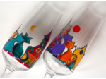 flutes à champagne multicolores peintes à la main sur le thème des chats amoureux sous la lune dorée et le soleil couchant - verre en cristallin