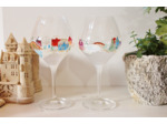 Duo de deux verres à pied peints à la main sur le thème de Noël représentant un joli petit village sous la neige verre signé personnalisable