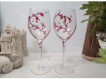 Jolis verres à vin en cristal "cerisiers du Japon" original peint à la main et décoré d'une guirlande de petites fleurs rouges