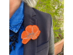 Broche demi-fleur fond orange pois blancs pistils pailletés argent
