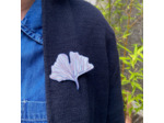 Broche ginko coloris blanc dessin bleu marine et rose irisé