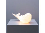 Lampe à poser Leviathan résine poudre de pierre blanche 19x21x43cm