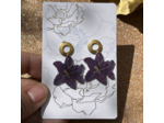 Boucles d'oreilles lys violet