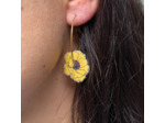 Boucles d'oreilles créoles anémone jaune moutarde pistils pailletés violets
