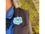 Broche pivoine fond vert pailletés vert pistils pailletés bleus