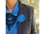Broche monstera fond bleu dessin noir pailletés argent