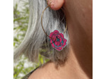 Boucles d'oreilles créoles pivoine coloris lie de vin pailletée vert