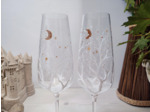 Flutes à champagne en cristal peintes à la main blanc perle personnalisables décorées par une forêt d'arbres enneigés sous la lune