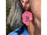 Boucles d'oreilles demi-fleurs asymétriques coloris rose pistils noirs