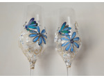 Duo de flutes à champagne peintes à la main avec strass décorées de libellules dans les tons bleus voletant de fleur en fleur