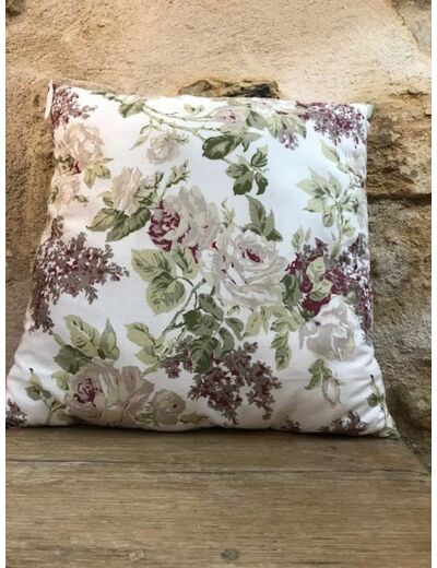 Coussin en tissu imprimé fleurs bordeaux et vieux rose