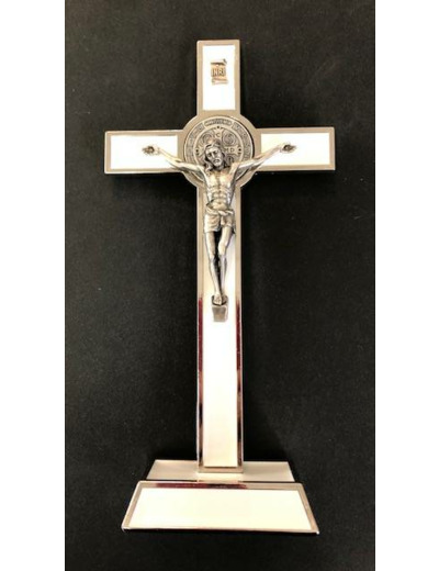 Croix ST Benoît sur PIED- 20x10cm- métal argenté + EMAIL BLANC