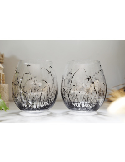 Duo de deux verres à whisky en cristal peints à la main de petites libellules volent au dessus des herbes folles