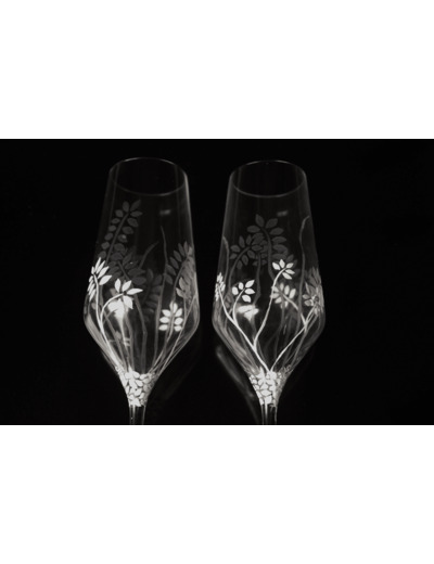 Lot de deux flutes à champagne peintes à la main coloris blanc perle décorées de feuillages découpés pour fêter ses noces de froment