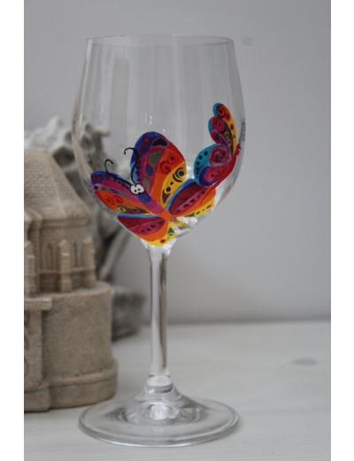 Verre à pied ballon peint à la main et personnalisé sur le thème des papillons en cristal de bohème très coloré, pièce unique et artisanale.